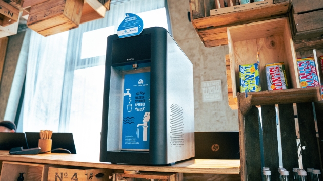 Brita und Viva con Agua kooperieren - Die leitungsgebundenen Brita-Wasserspender mit Viva-con-Aqua-Branding - Quelle: Paul Klings